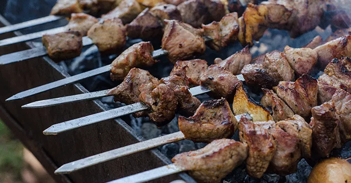 طريقة تحضير المشاوي بتتبيلة الثوم والأعشاب