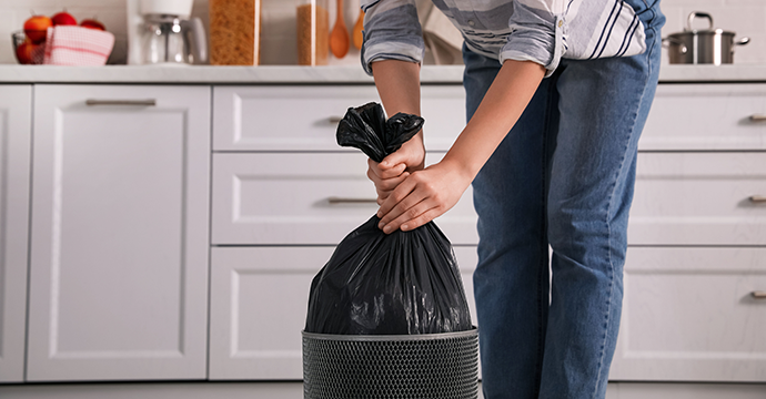 4 حيل للتخلص من رائحة القمامة في المطبخ